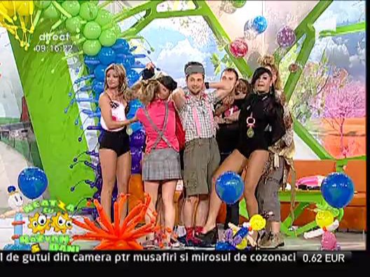 Razvan, Dani, Senzual si Pin Up Girls se joaca in platou