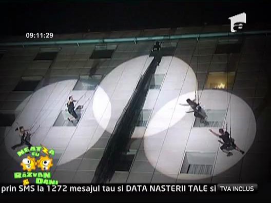 Trupa XTREME danseaza pe fatada unui hotel