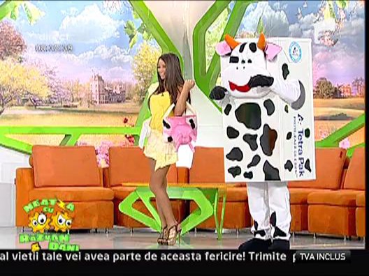 Roxana Vancea se plimba cu o poseta in forma de uger