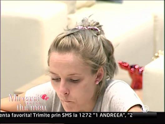 Fetele discuta in casa despre soacre si despre baieti