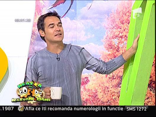 Roxana zace pe canapea