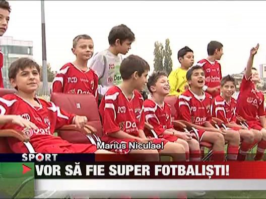 Poza cu 200 de dinamovisti