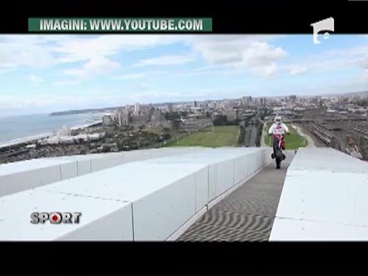 A urcat cu motocicleta pe acoperisul unui stadion de fotbal!