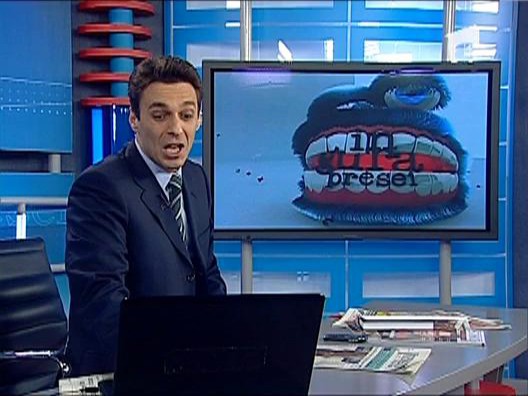Mircea Badea tipa la laptop