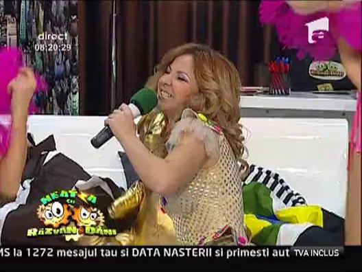 Alessia se relaxeaza pe canapeaua de la Neatza