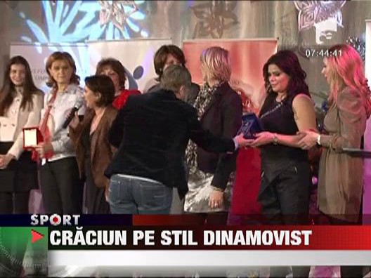 Niculae isi imbodobeste bradul in alb si rosu