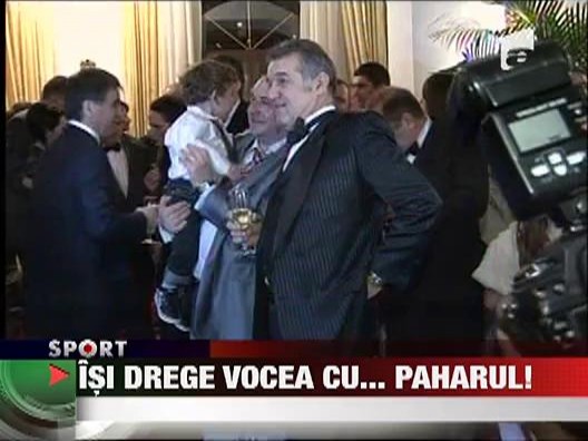 Gigi Becali isi drege vocea cu pahare!