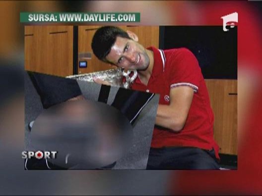 Novak Djokovic, nevoit sa mearga in papuci