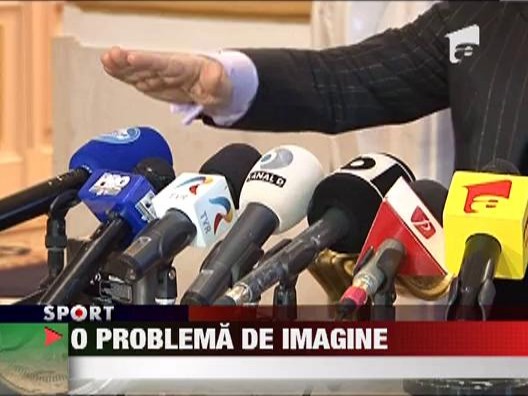 Gigi Becali loveste microfoanele jurnalistilor