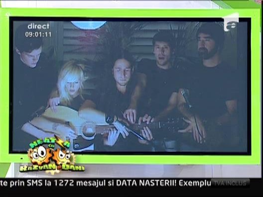 5 muzicieni canta la aceiasi chitara in acelasi timp!