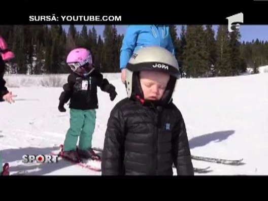 Un copil somnoros adoarme pur si simplu in clapari!