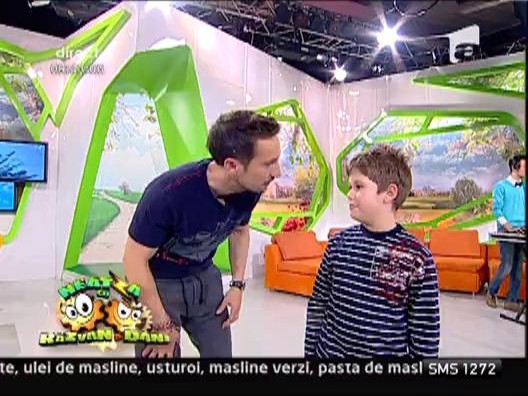 Campionul la inot este scos din platou