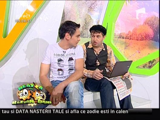 Johnny isi cauta miel pe internet