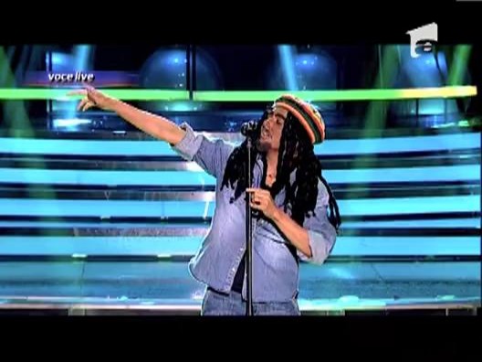 Lora il imita pe Bob Marley - "No woman, no cry"