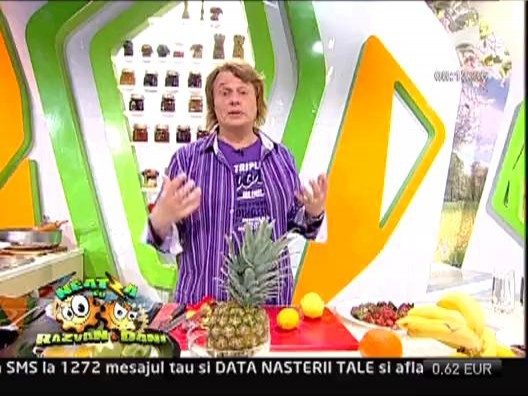 Ananas umplut cu fructe exotice