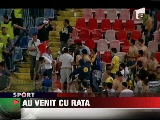 Cei 400 de fani ai Petrolului  au dat cu bete si pumni