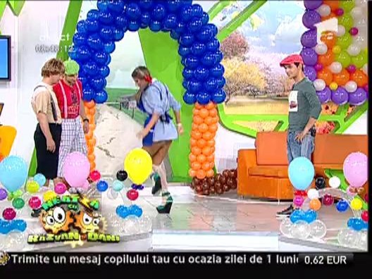 Roxana Vancea, scolarita sexy de la Neatza, joaca elasticul