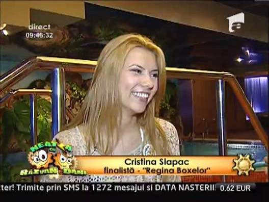 Finalistele de la "Regina Boxelor" in costume de baie la piscina