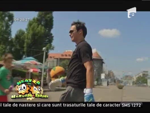 Razvan si Dani ofera un cartonas rosu foamei