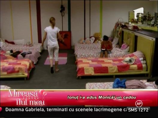 Ionut i-a adus Monicai un cadou