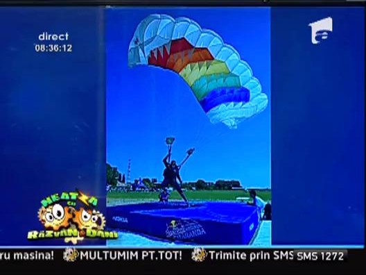 Concurs de parasutism feminin organizat in centrul Bucurestiului, in parcul Izvor