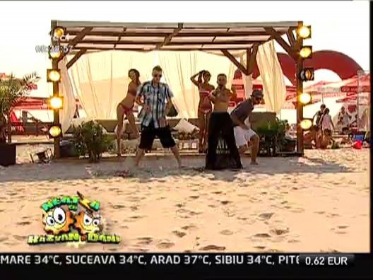 Dee Dee - "Gimme Your Love"