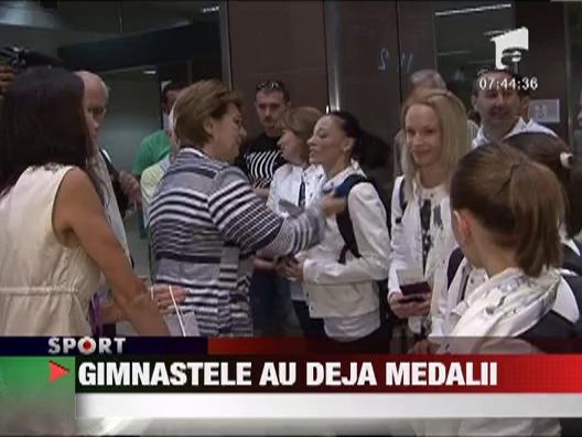 Gimnastele au primit cate o medalie din partea unei companii aviatice