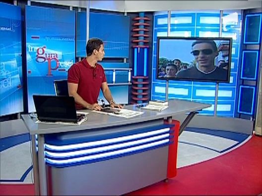 Imagini cu Mircea Badea in timp ce se plimba in jurul Palatului Cotroceni
