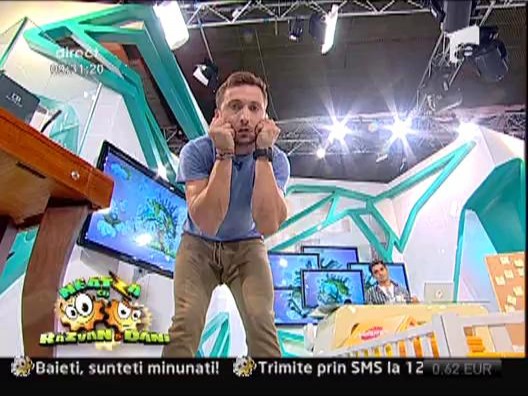 Dani face pe cainele la camera de luat vederi