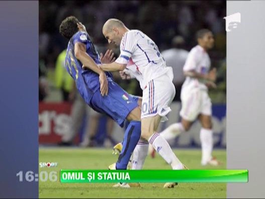 Materazzi si-a facut poza cu statuia care infatiseaza cea mai controversata faza din istoria CM
