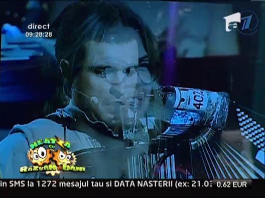 Rusul care bea vodca si canta la acordeon in acelasi timp