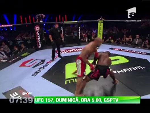 Josh Coscec se bate in UFC 157