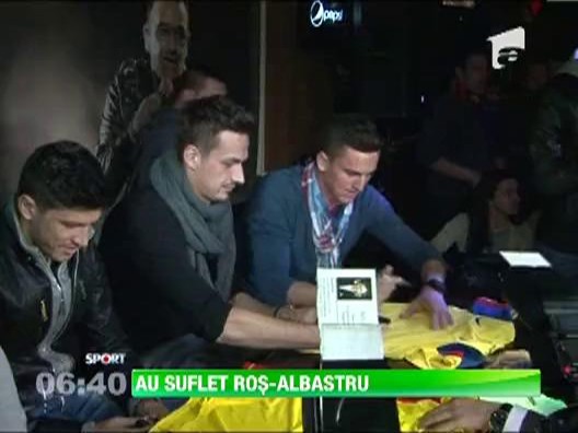 Stelistii au fost au fost asaltati de fani, intr-un local din Bucuresti