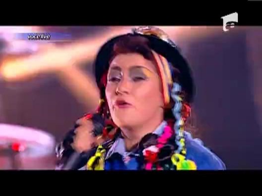 Rona Hartner se transforma in Boy George - "Karma Chameleon"