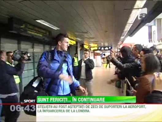 Stelistii au fost primiti in urale pe aeroport, la intoarcerea de la Londra