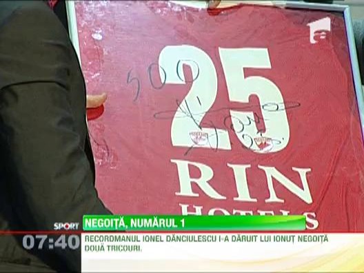 Ionel Danciulescu i-a daruit patronului Ionut Negoita tricoul pe care l-a imbracat la meciul cu numarul 500 la Dinamo