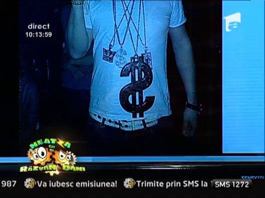 Puberu, poza cu semnul dolarului la gat