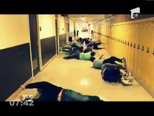 Hallway Swimming este noul Harlem Shake! Ce au mai inventat tinerii americani