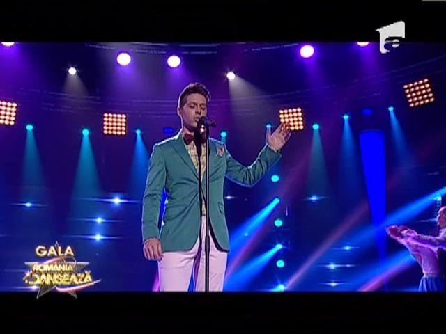 Jorge canta pe scena "Romania Danseaza"