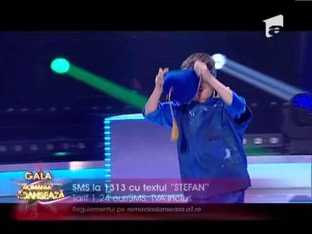 Stefan Coman a jonglat cu sepcile pe scena "Romania Danseaza"