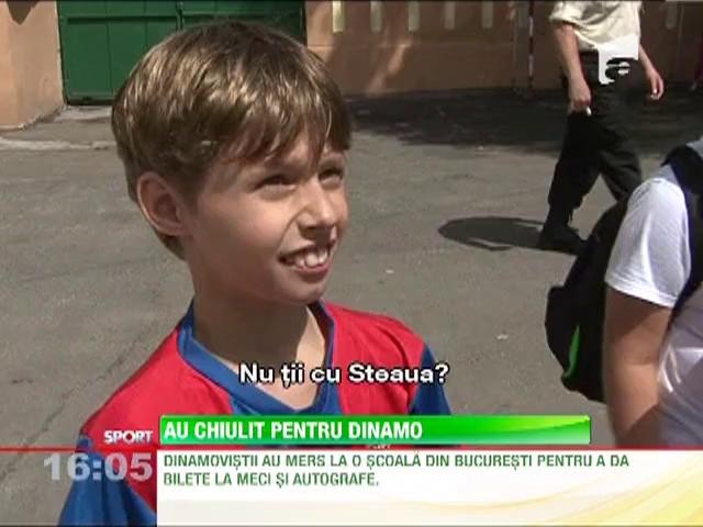 Dinamovistii au mers la o scoala din Bucuresti pentru a da autografe elevilor