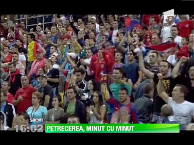 Stelisti vor ridica trofeul de campioni dupa meciul cu FC Brasov