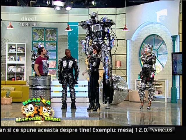 Ellie White si Invaders Team, super show