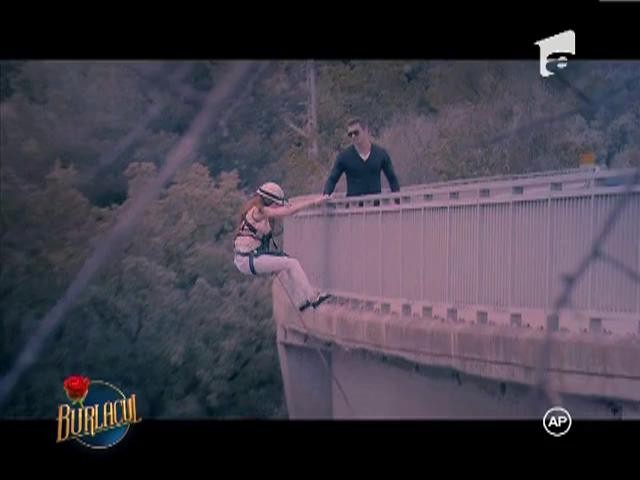 Alexandra face bungee jumping de pe un pod!