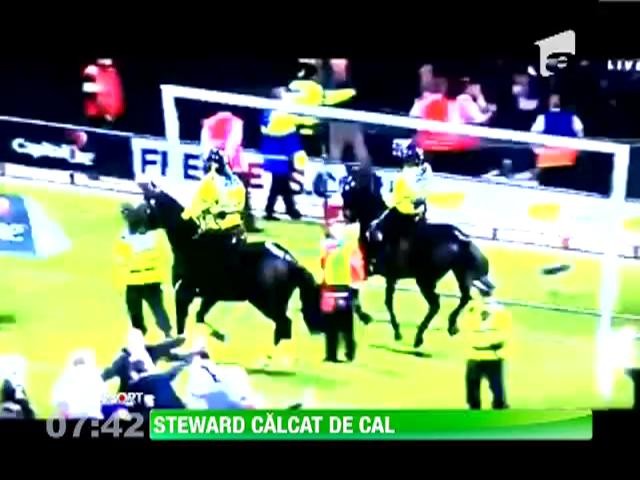 Scene socante la un meci din Cupa Angliei!  Un steward a fost calcat in picioare de un cal