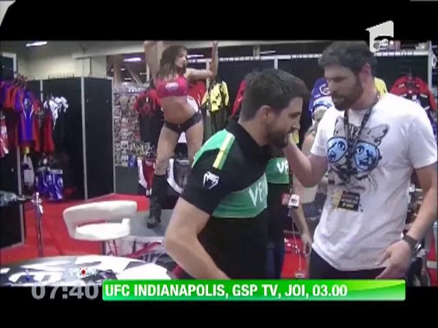 Vedeta UFC, Carlos Condit, autografe alaturi de animatoare super-sexy