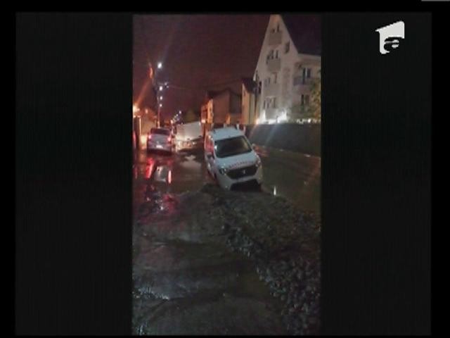 Masini scufundate in namol, pe o strada din Popesti Leordeni