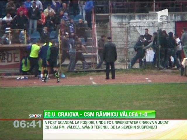 Scandal in tribune si pe teren, la meciul dintre U Craiova si CSM Rm. Valcea