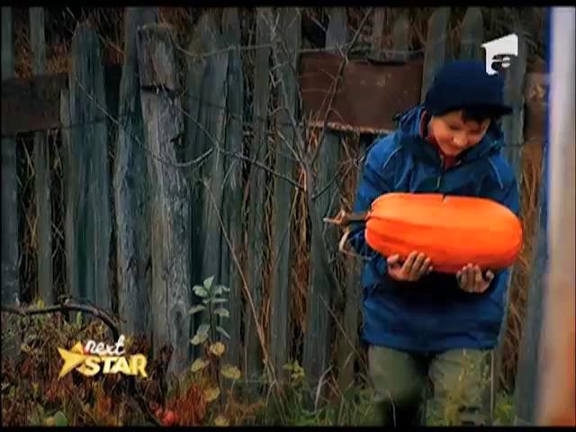 Emanuel, invăţat de mic cu greutăţile! A fost crescut de bunic şi a mers la gradiniţă cu căruţa