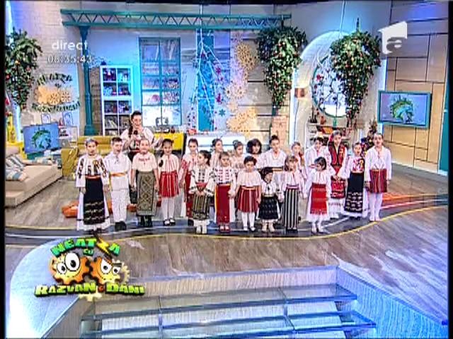 Mărioara Man Gheorghe & Grupul Folcloric de copii "Mlădiţe Ilfovene" - "Cobor&acirc;t-o cobor&acirc;t"